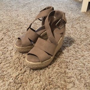 Universal thread wedge sandal size 6